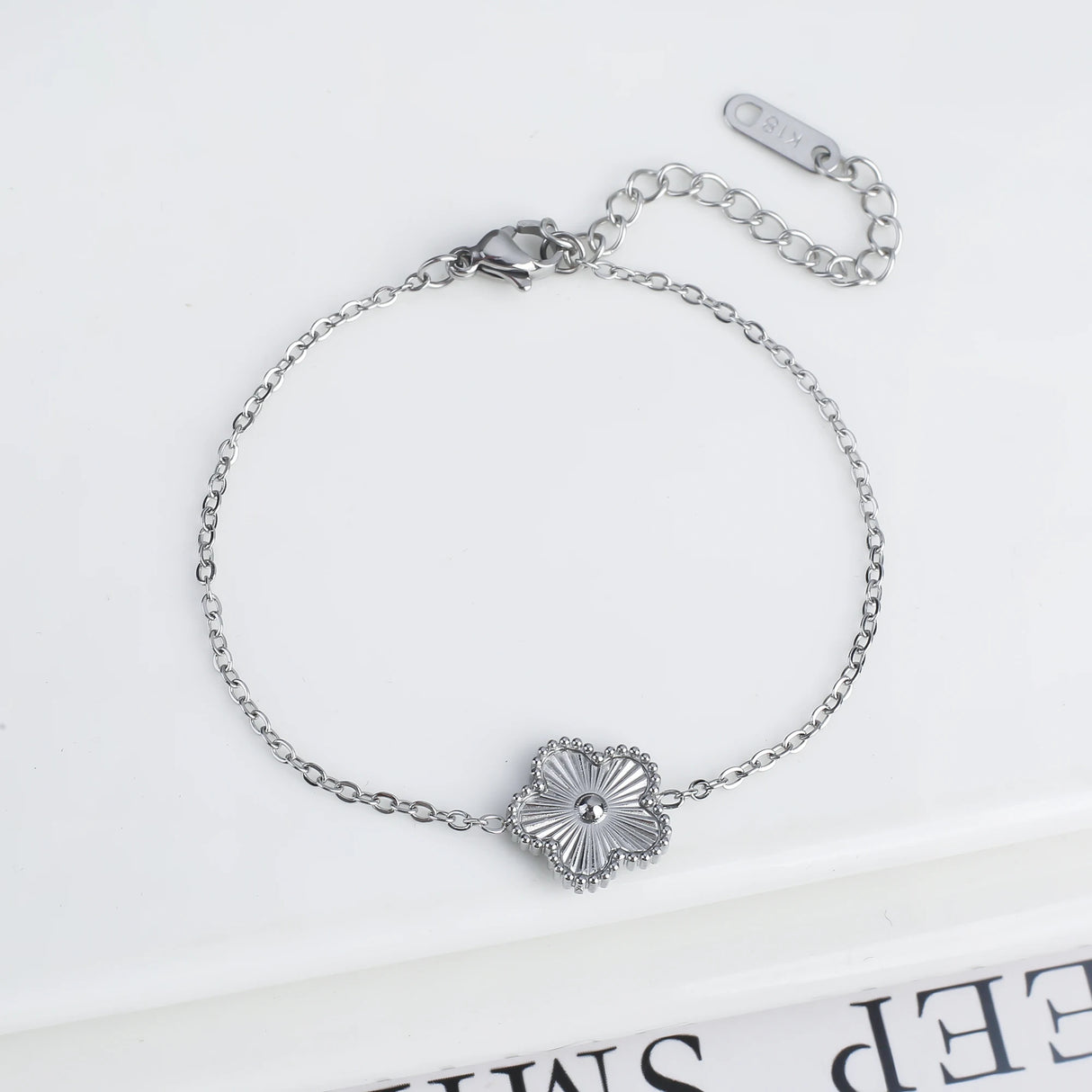 Elegant Clover Bracelet for Women – Adjustable Five-Petal Design