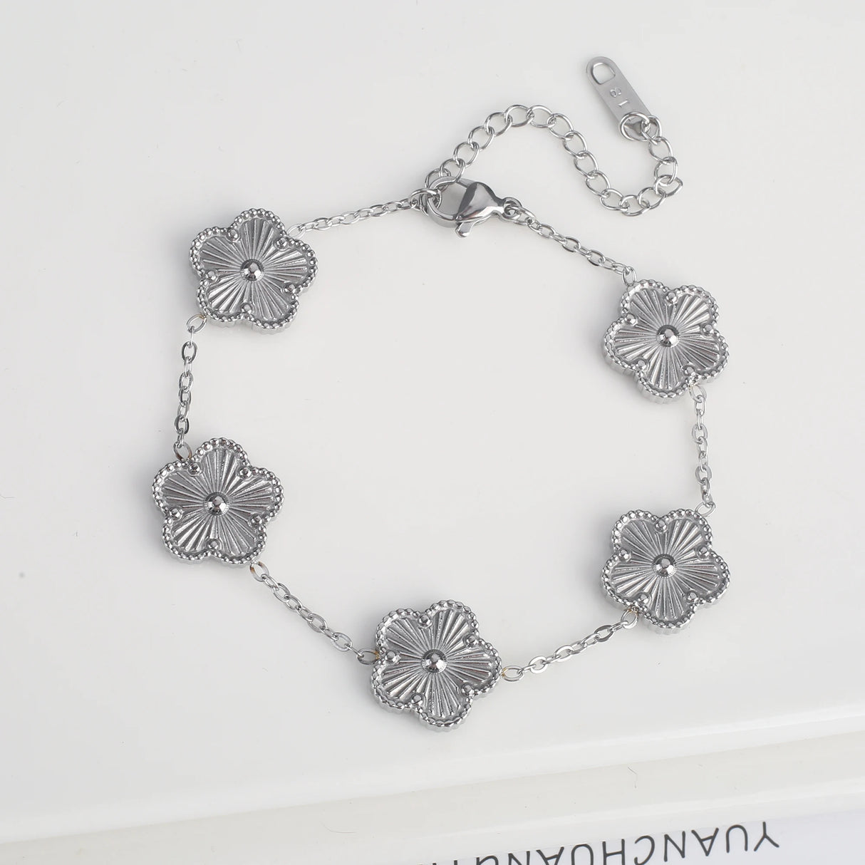 Elegant Clover Bracelet for Women – Adjustable Five-Petal Design